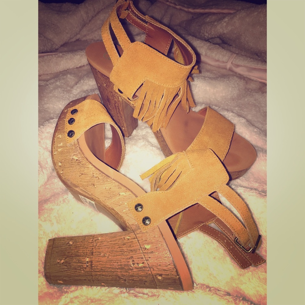 ✨Fringe Rustic Heel Platforms✨ - Picture 3 of 4